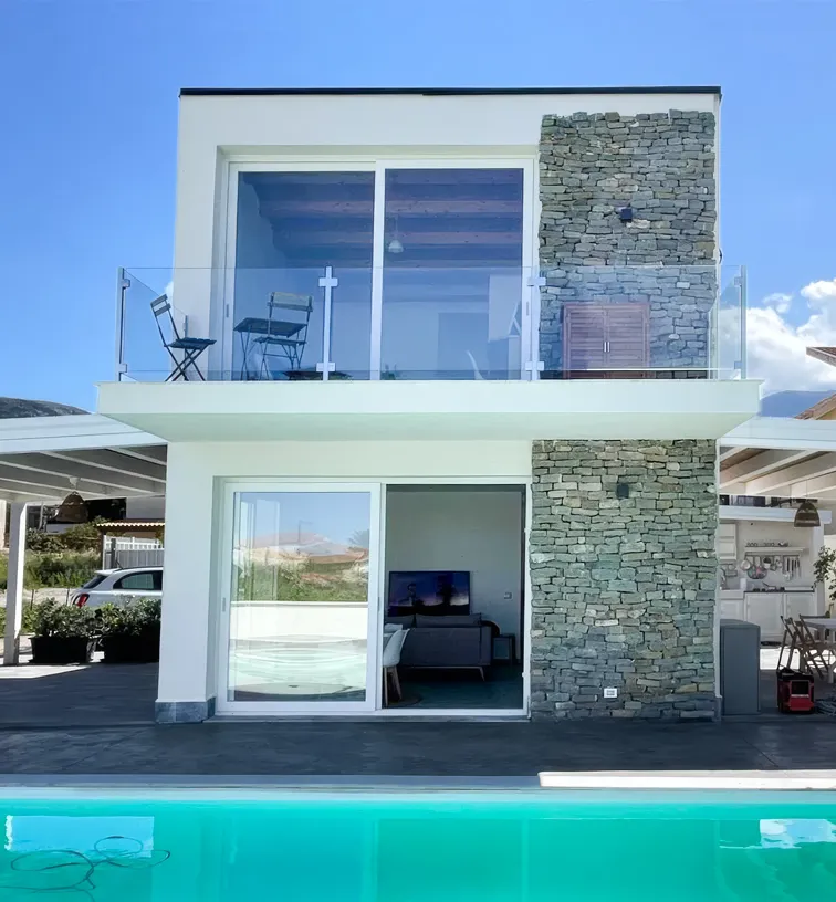 Infissi parapetto in vetro e pergole