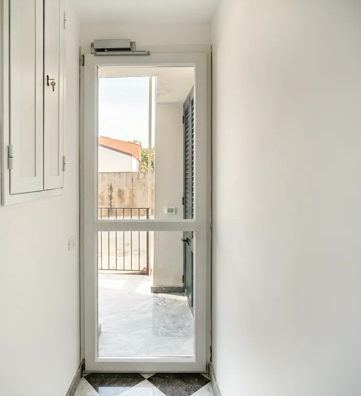 Porticato a vetrate scorrevoli e infissi in finitura noce reale