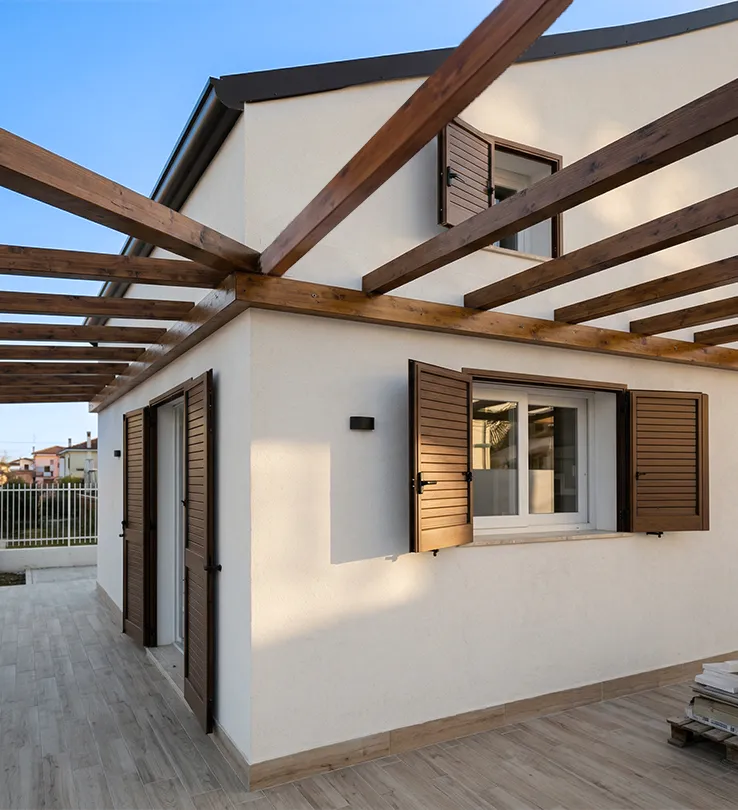 Porticato a vetrate scorrevoli e infissi in finitura noce reale