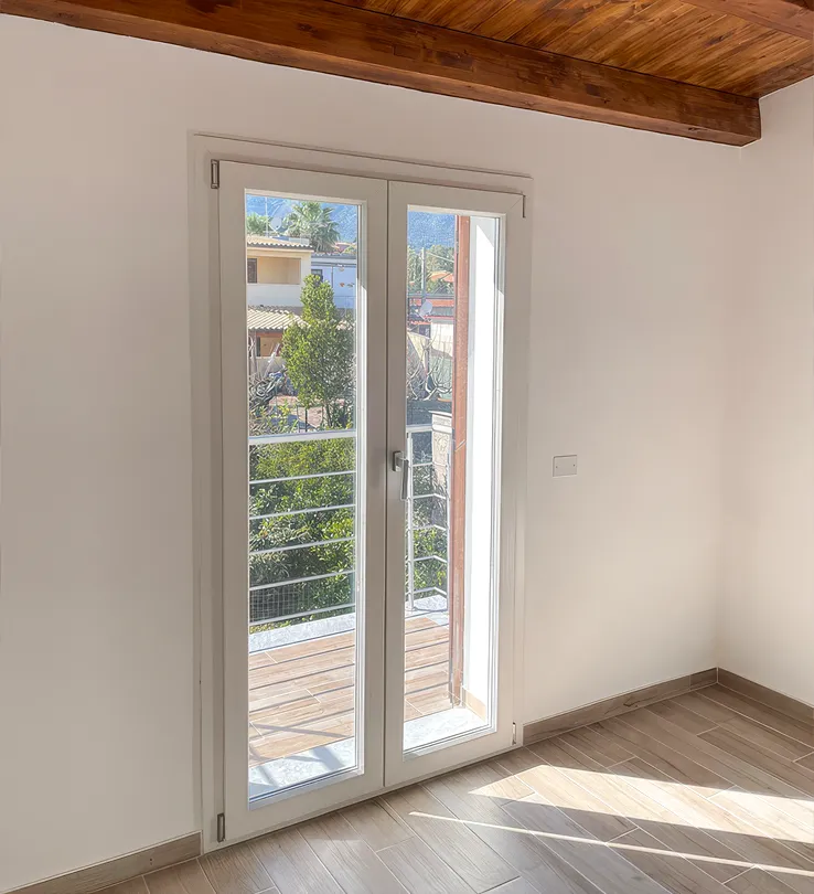 Porticato a vetrate scorrevoli e infissi in finitura noce reale