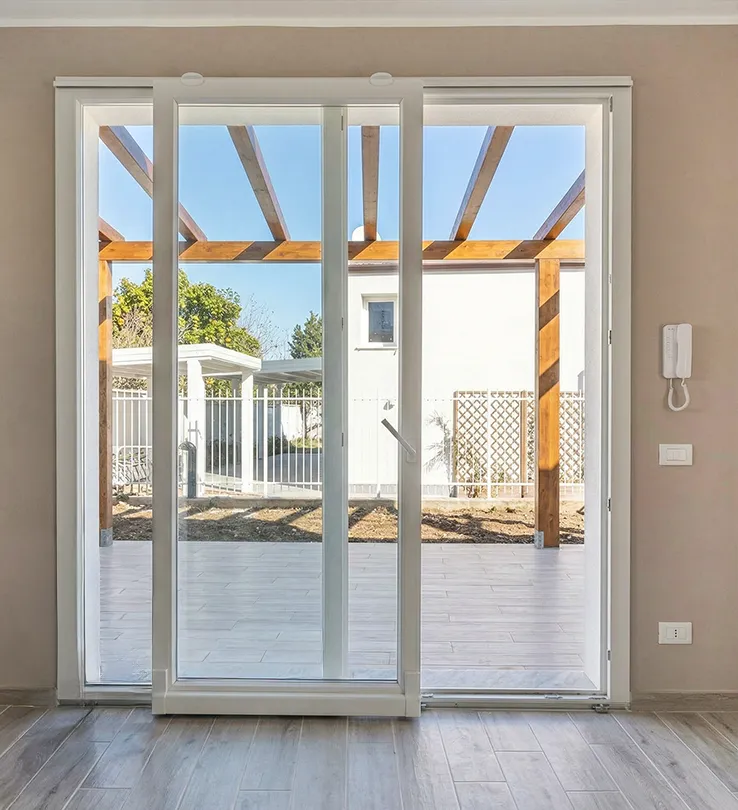 Porticato a vetrate scorrevoli e infissi in finitura noce reale