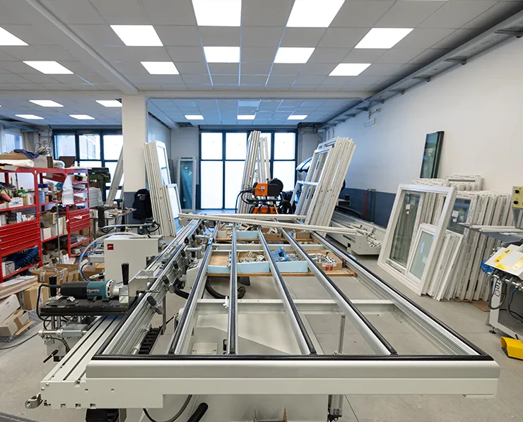 Infissi in PVC: serramenti ad alto isolamento termico e acustico, realizzati con tecnologie che grantiscono comfort e risparmio energetico duraturo.