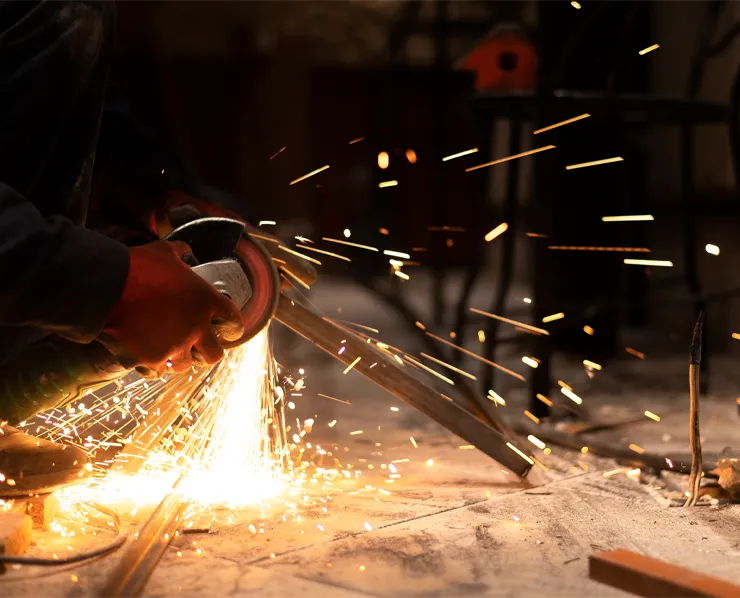 Lavori in ferro: carpenteria metallica su misura che unisce la solidità della tradizione artigianale alla sicurezza di grate, cancelli e strutture personalizzate.