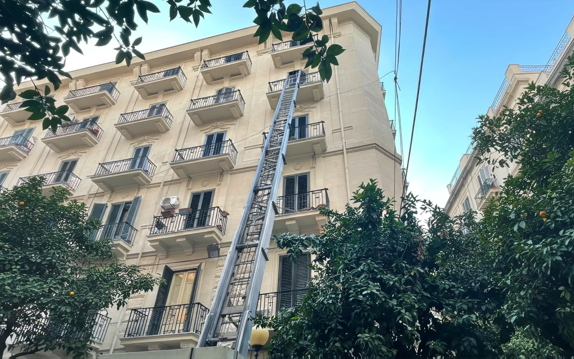 I vecchi infissi in legno sono stati sostituiti con moderni serramenti in PVC bianco all’interno, capaci di donare luminosità agli ambienti.
