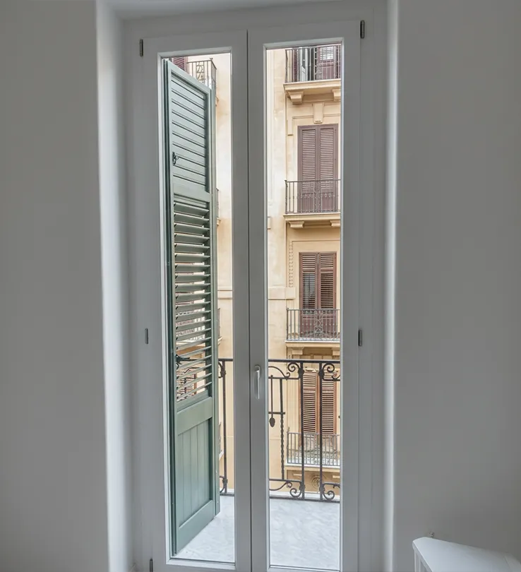 Sostituzione di infissi in un palazzo storico di Palermo