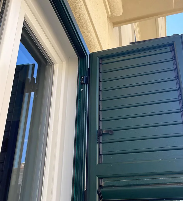 Sostituzione di infissi in un palazzo storico di Palermo