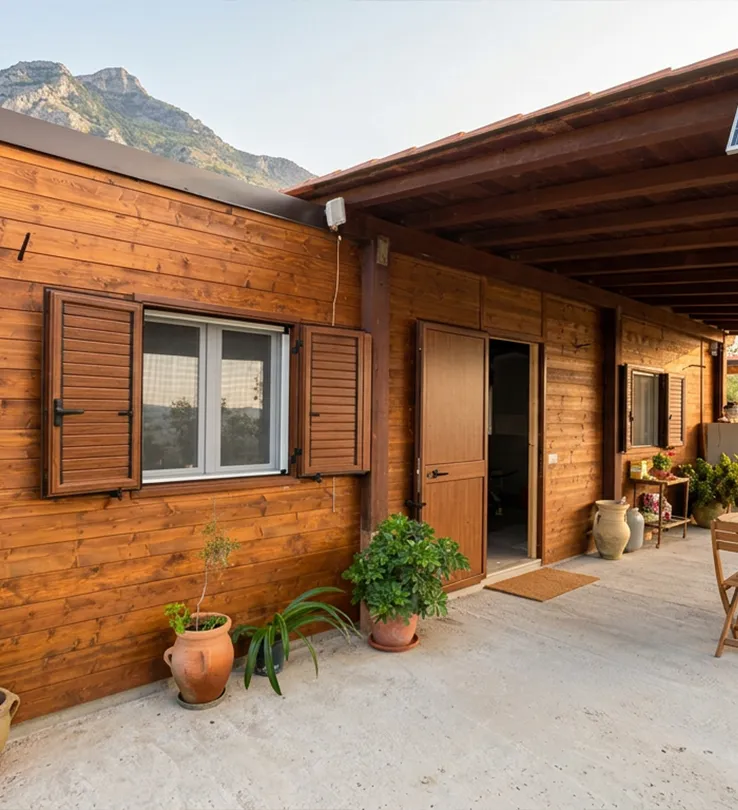 Prefabbricato con infissi in pvc bianco e persiane alluminio noce reale