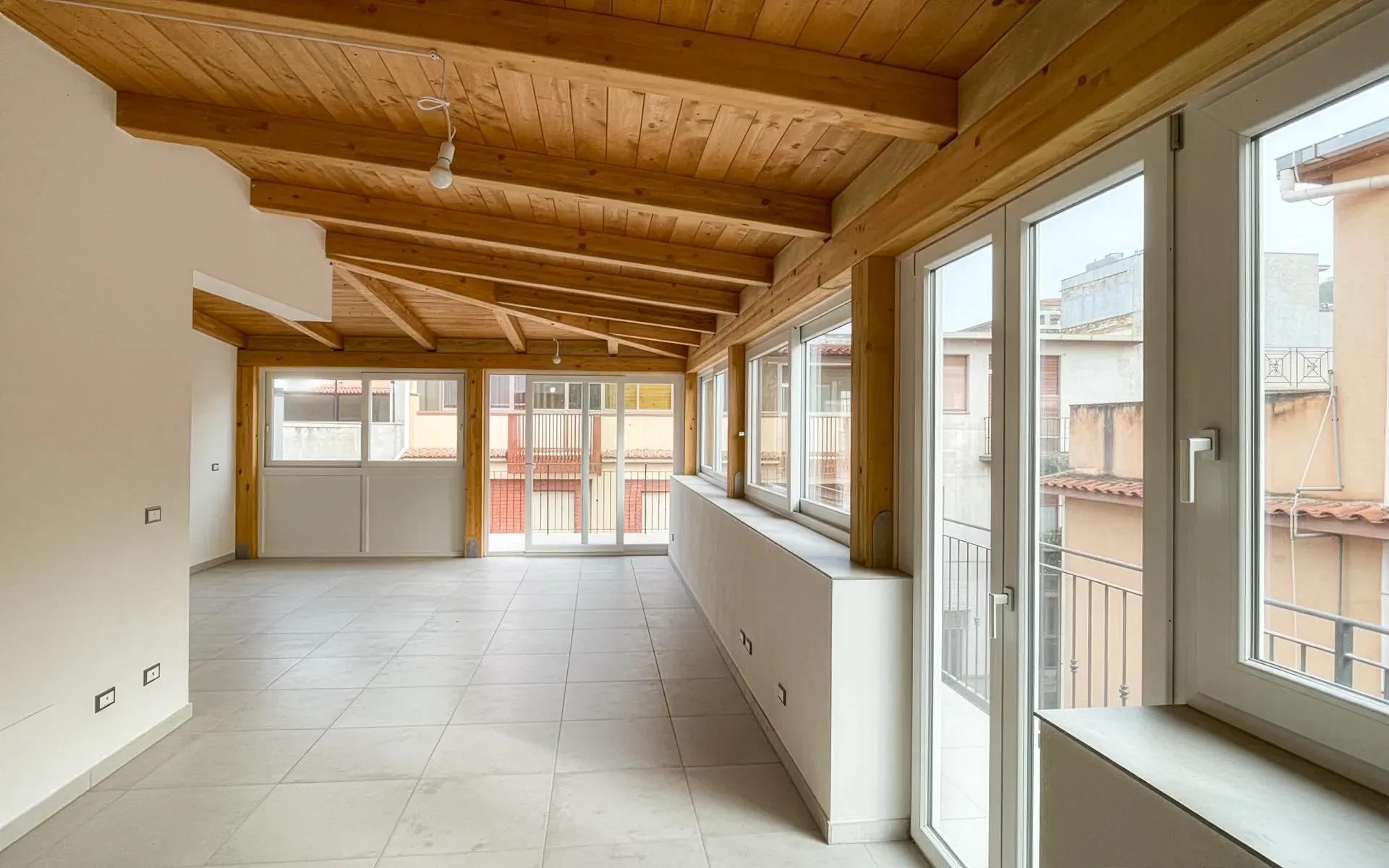 L’abitazione è stata equipaggiata con serramenti in PVC ad alte prestazioni, declinati sia in tipologia scorrevole che a battente e rivestimenti in acciaio