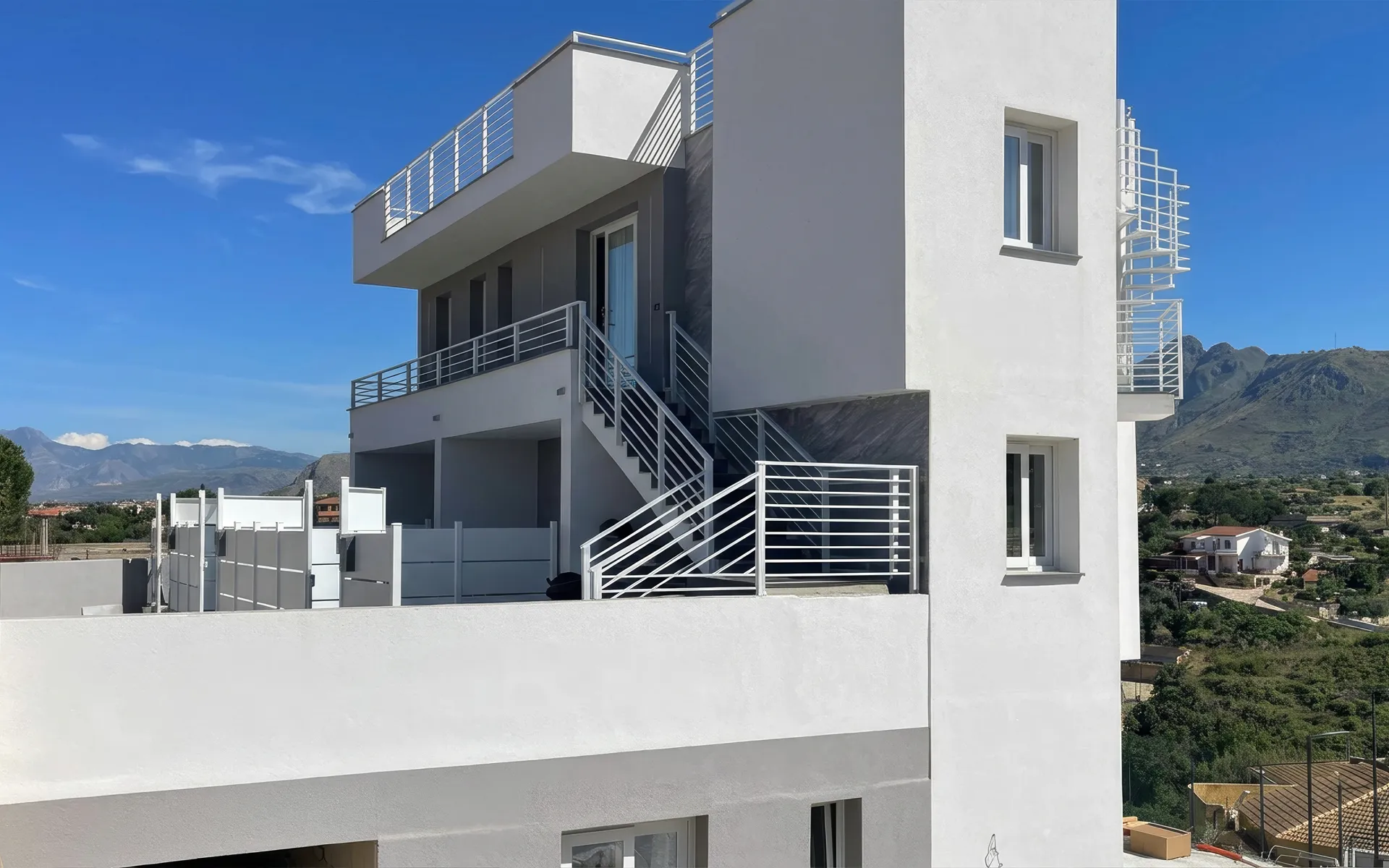 Oltre all’installazione di scorrevoli in PVC per gli accessi principali, ci siamo occupati della delimitazione perimetrale. Abbiamo realizzato recinzioni e cancelli dallo stile moderno.