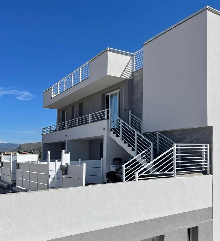 Oltre all’installazione di scorrevoli in PVC per gli accessi principali, ci siamo occupati della delimitazione perimetrale. Abbiamo realizzato recinzioni e cancelli dallo stile moderno.