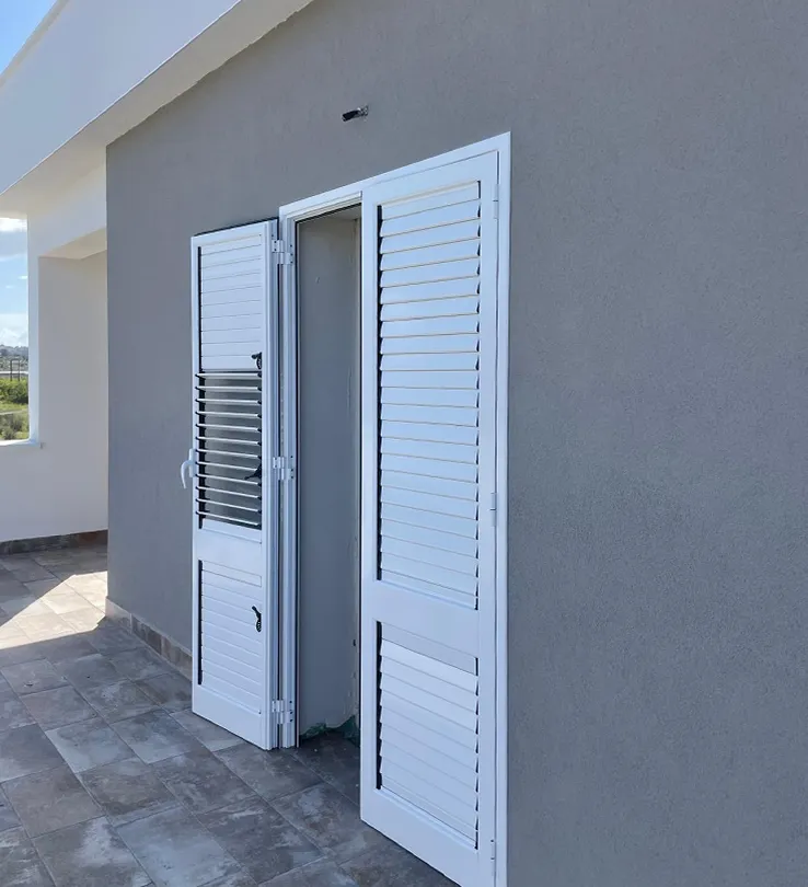 Oltre all’installazione di scorrevoli in PVC per gli accessi principali, ci siamo occupati della delimitazione perimetrale. Abbiamo realizzato recinzioni e cancelli dallo stile moderno.