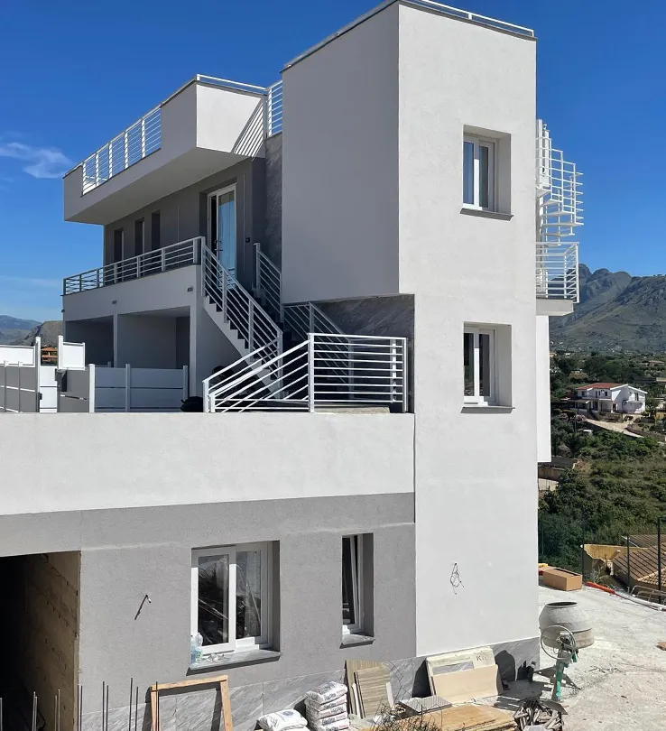 Oltre all'installazione di scorrevoli in PVC per gli accessi principali, ci siamo occupati della realizzazione di recinzioni e cancelli.