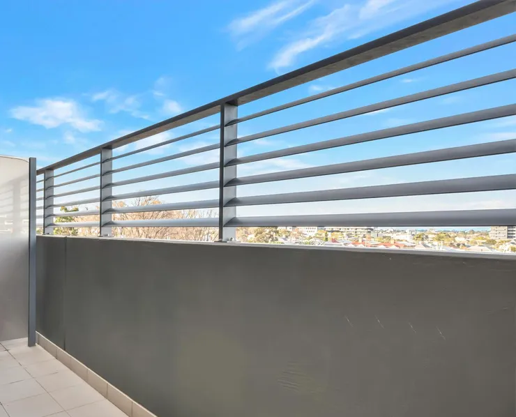 Recinzioni in alluminio per balconi: soluzioni robuste e dal design moderno che garantiscono massima sicurezza e durata nel tempo.