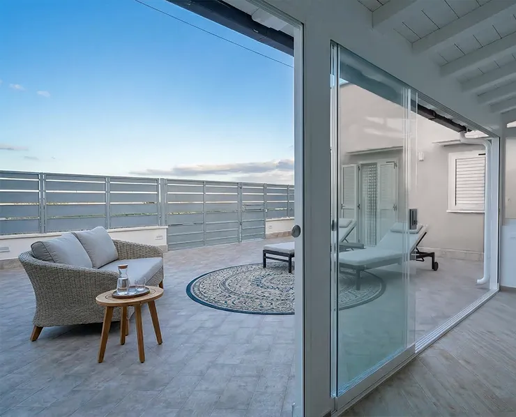 Vetrate panoramiche: sistemi a tutto vetro che eliminano i confini tra interno ed esterno, regalando luminosità assoluta e una vista mozzafiato senza interruzioni.