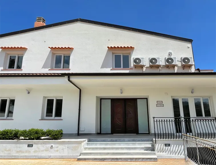 Portoncino a taglio termico e vetrate panoramiche per Villa Sciacca