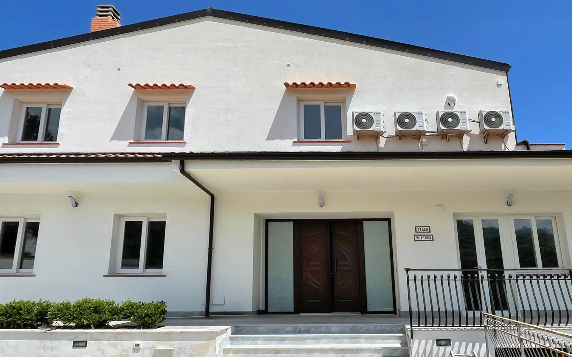 Portoncino a taglio termico e vetrate panoramiche per Villa Sciacca