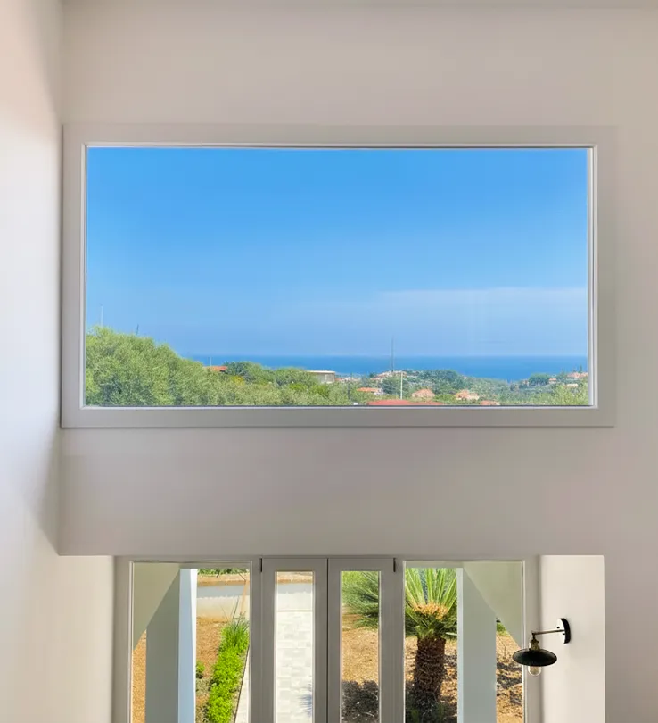 Portoncino a taglio termico e vetrate panoramiche per Villa Sciacca