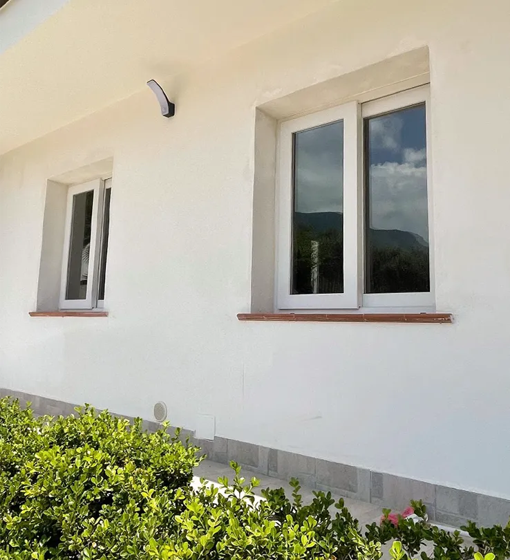 Portoncino a taglio termico e vetrate panoramiche per Villa Sciacca