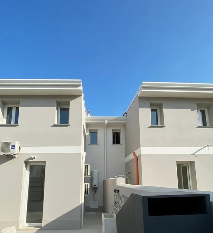 Moderna villa bifamiliare con infissi misti e balconi in ferro