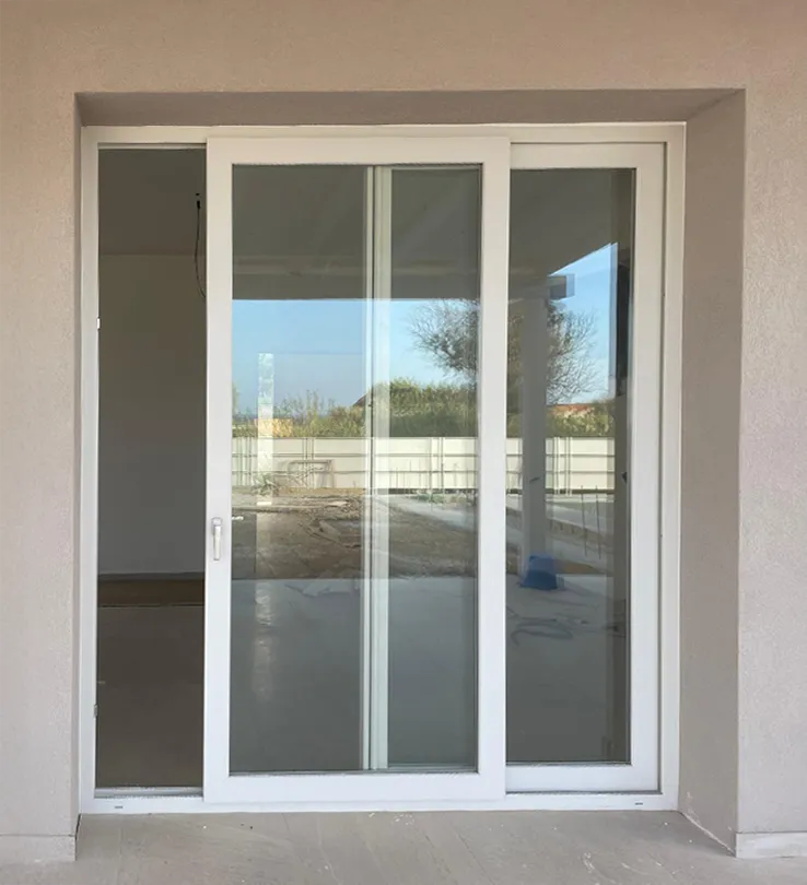 Moderna villa bifamiliare con infissi misti e balconi in ferro