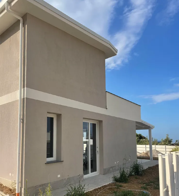 Moderna villa bifamiliare con infissi misti e balconi in ferro