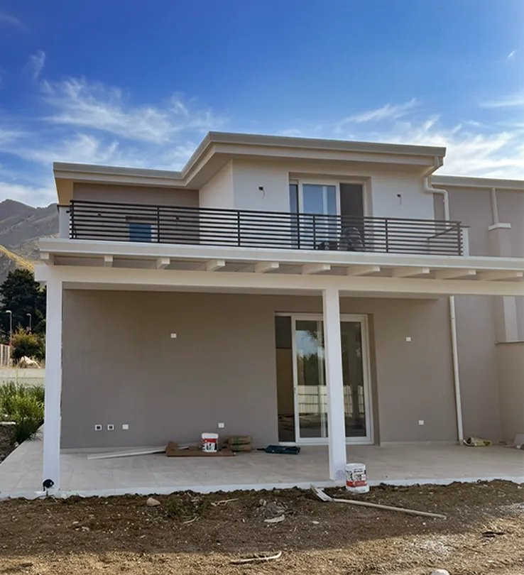 Moderna villa bifamiliare con infissi misti e balconi in ferro