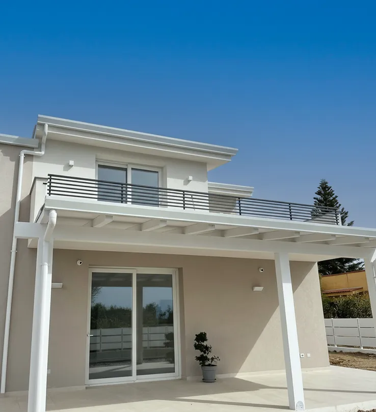 Moderna villa bifamiliare con infissi misti e balconi in ferro