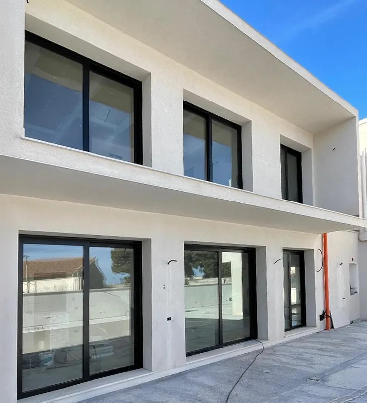 Abitazione con serramenti in alluminio nero opaco