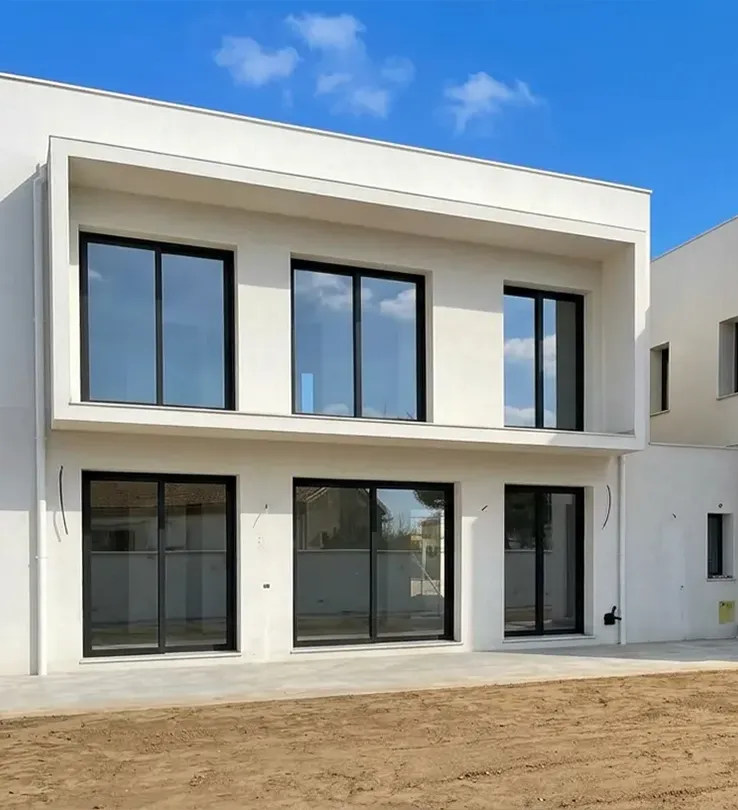 Abitazione con serramenti in alluminio nero opaco